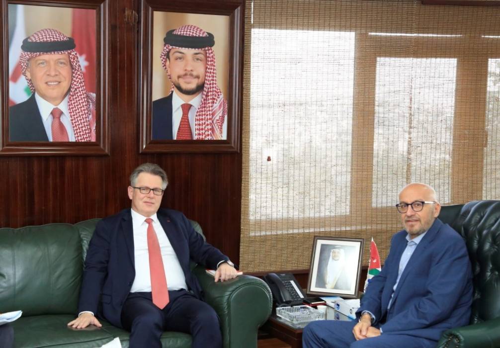 وزير المياه يبحث تعزيز التعاون مع فرنسا في مشاريع المياه والصرف الصحي