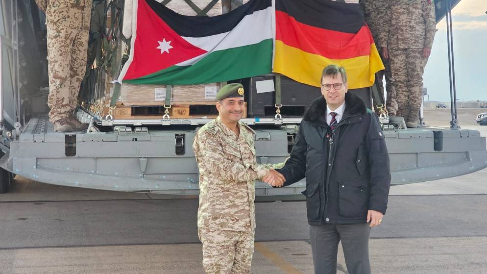 وصول طائرة مساعدات ألمانية ثانية إلى قاعدة الأزرق الجوية لإرسالها لغزة