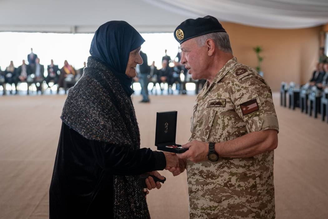 الملك ينعم بميدالية اليوبيل الفضي على متقاعدين عسكريين وشهداء أسماء