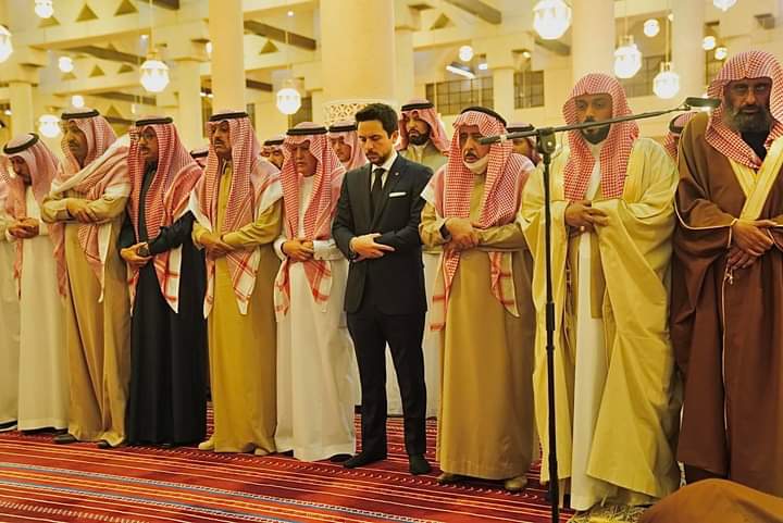 ولي العهد يشارك بتشييع جثمان والد الأميرة رجوة..صور