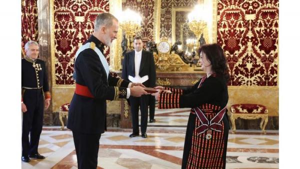 السفيرة السقا تقدم أوراق اعتمادها لملك إسبانيا