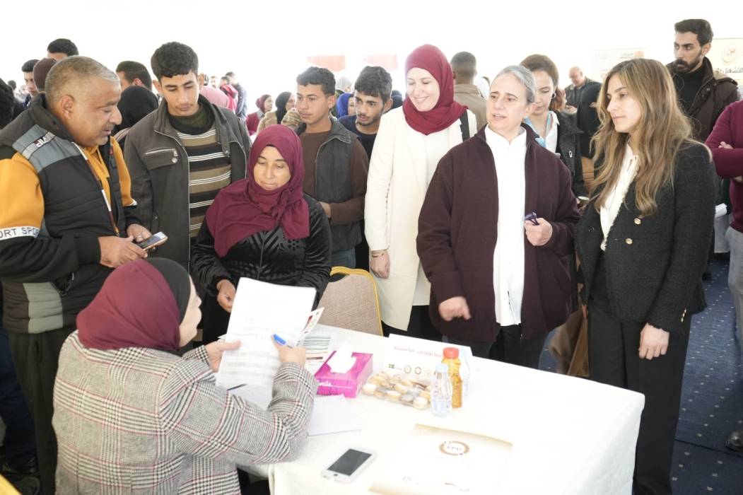 صناعة عمان تنظم يوما وظيفيا في لواء الموقر