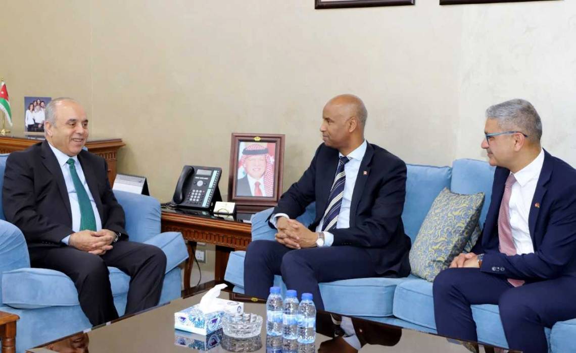 وزير التربية يبحث ووزير التنمية الكندي التعاون التعليمي