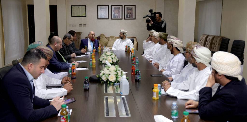 الذنيبات يبحث مع وزير التجارة وترويج الاستثمار العماني التعاون المشترك