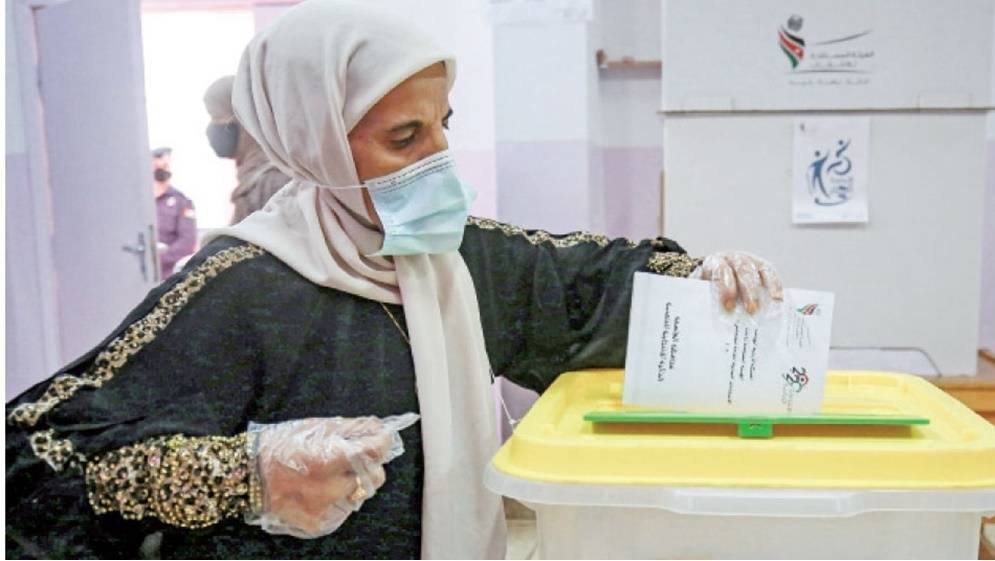 المرأة في 25 عاما.. مشاركة أوسع وطموح أكبر في العملية الديمقراطية