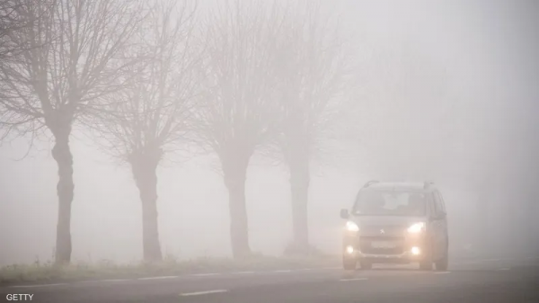 الدوريات الخارجية تحذر من الضباب في الزرقاء: الرؤية لـ20 مترًا