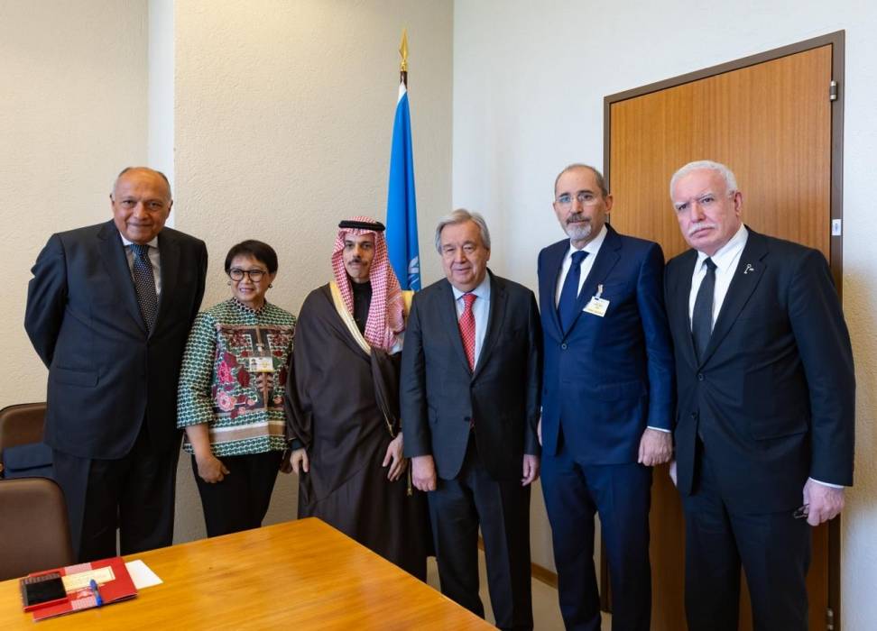 وفد اللجنة الوزارية المكلف من القمة العربية الإسلامية المشتركة غير العادية يجتمع مع الأمين العام للأمم المتحدة