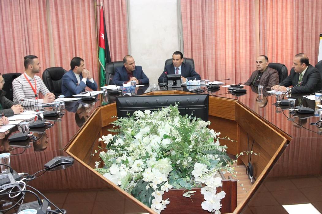 العجارمة  يؤكد أهمية الأوراق البحثية للشباب المشاركين في مشروعي  البرلمان والحكومة الشبابية