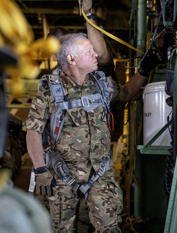 بالصور...الملك يشارك في عمليات الإنزال الجوي للمساعدات لأهل غزة