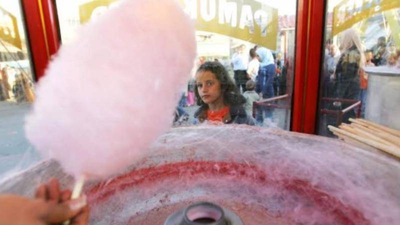 بعد فحصها اكتشفوا مفاجأة صادمة .. الهند تحظر حلوى شهيرة تباع في الأسواق  العربية بكثرة