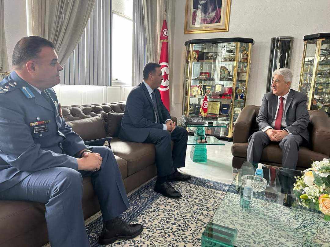 وزير الدفاع التونسي يستقبل السفير الأردني عبدالله ابو رمان