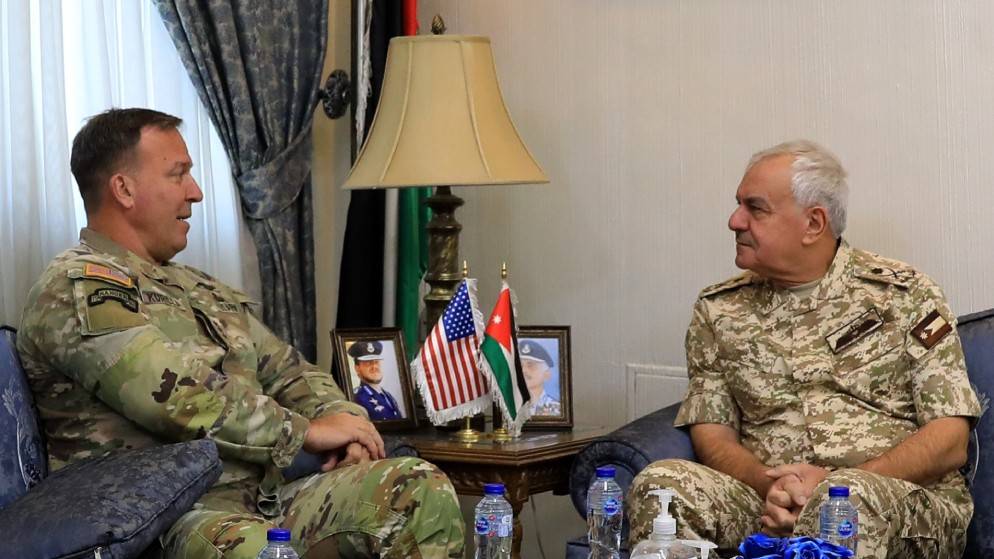 رئيس هيئة الأركان يبحث مع قائد القيادة المركزية الأميركية تطورات إقليمية ودولية