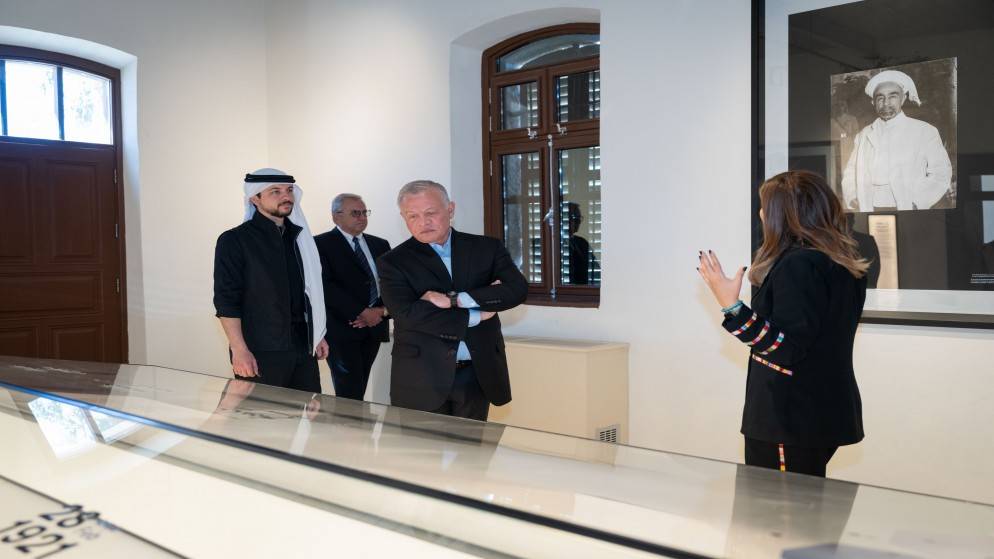 الملك يتجول في مقر الملك المؤسس  صور