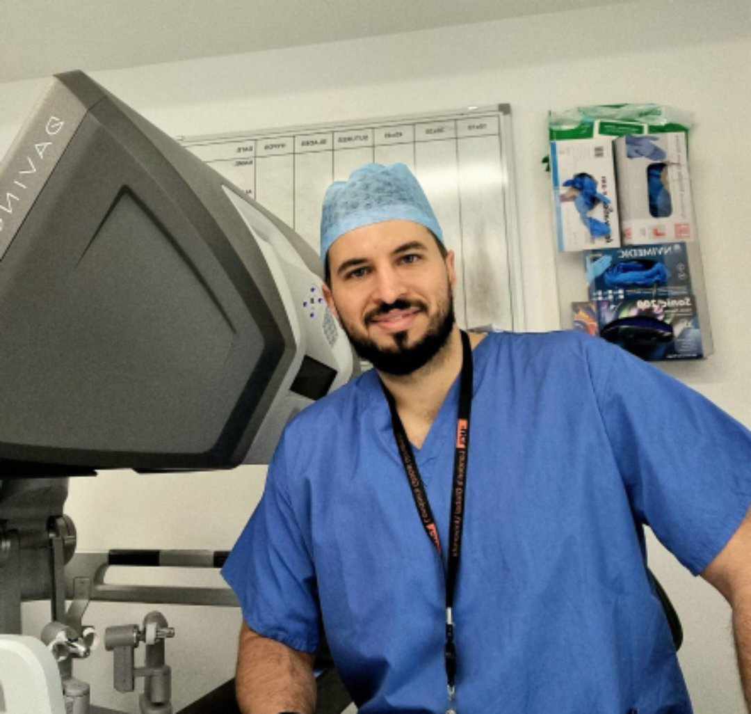 اول طبيب اردني يحصل على لقب استشاري في مستشفى لندن الجامعي بجراحة المسالك البولية بالروبوت الآلي