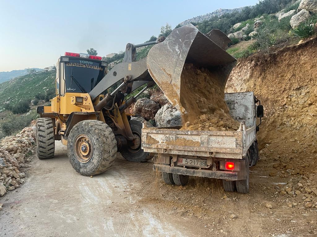 بلدية كفرنجة تواصل فتح طرق   تعرضت للانهيارات