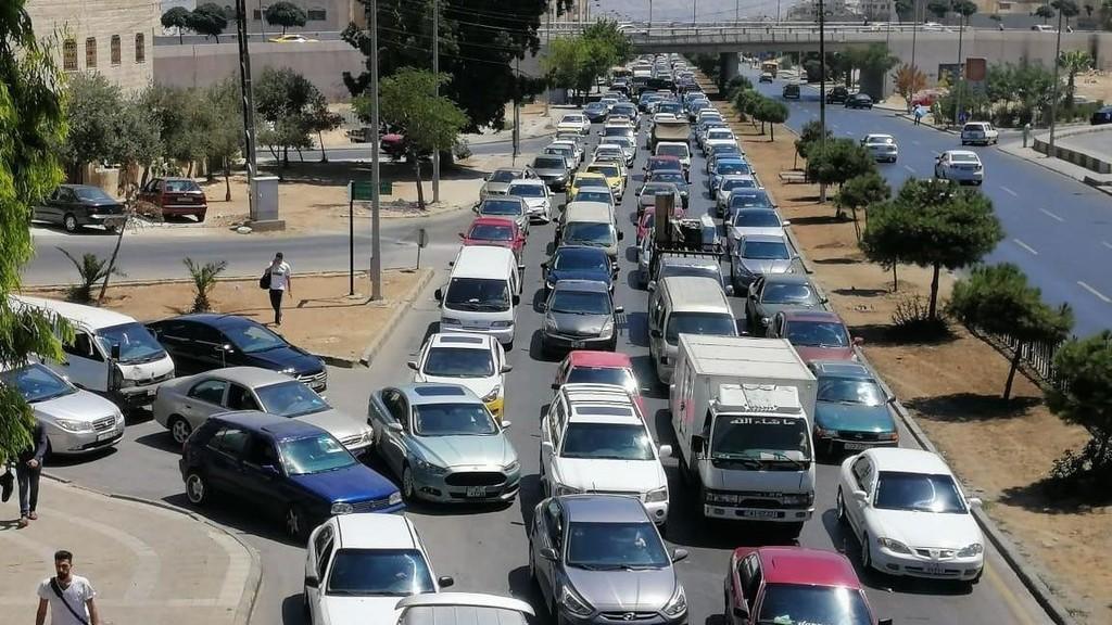 إدارة السير: تعطل ونش على شارع الاستقلال وحادث سير بعد جسر المخابرات