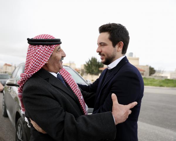 بالصور .. ولي العهد يزور أسرة الشهيد الرائد راشد الزيود
