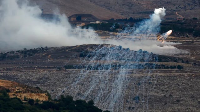 إسرائيل تقصف قرية الوزاني جنوبي لبنان بالفسفور