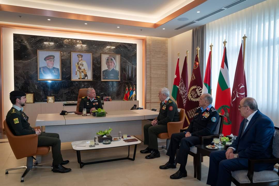 الملك يزور القيادة العامة للقوات المسلحة مهنئا بذكرى تعريب قيادة الجيش....صور
