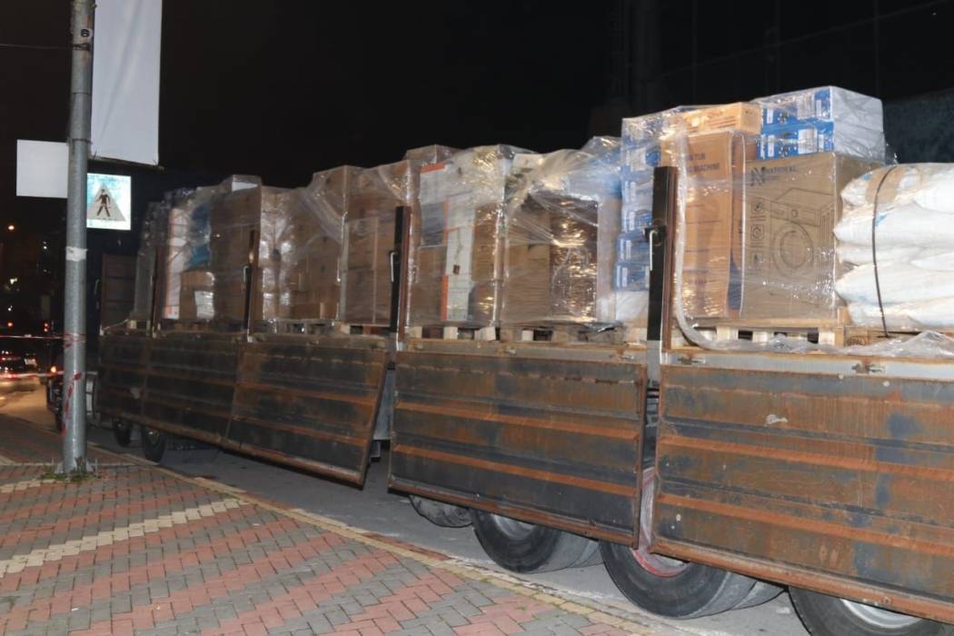 وصول طواقم ومرتبات مستشفى “نابلس2” ترافقها 12 شاحنة مساعدات_صور