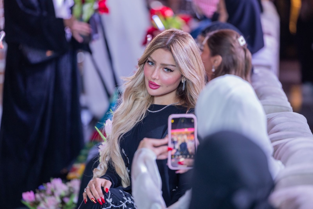 نجاح مصممة الأزياء المبدعة نورة آل جميح في إقامة أول عرض أزياء لها بمدينة جدة