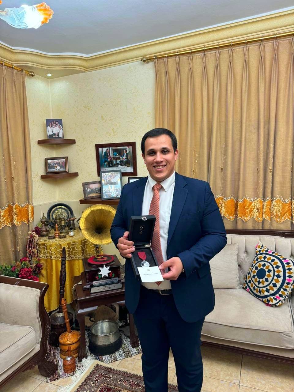 الملك ينعم على المهندس عبد الله بني هاني  بميدالية اليوبيل الفضي