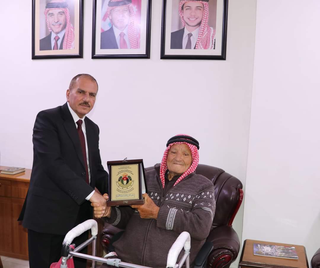 المتقاعدين العسكريين تكرم أحد رفقاء السلاح