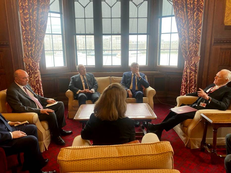 الفايز يُجري مباحثات في لندن مع رئيسي مجلسي اللوردات والعموم