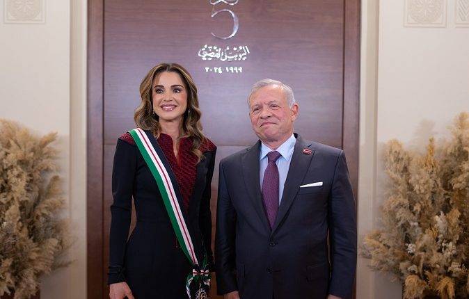 الفريق الطيب يهنئ الملكة بتقلدها وسام النهضة المرصع بمناسبة اليوبيل الفضي