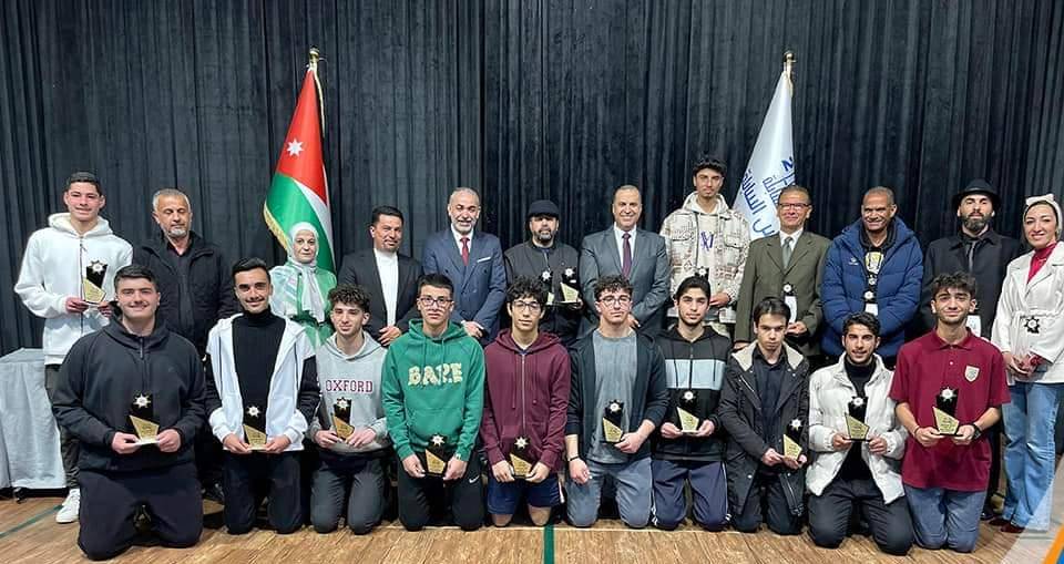 مدير تربية لواء الجامعة الشوابكة يكرم الطلبة المتفوقين في البطولات الرياضية.