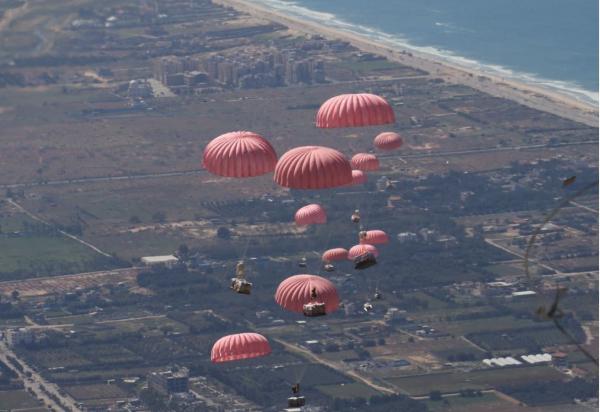 بتوجيهات ملكية .. الجيش ينفذ 9 إنزالات جوية مشتركة لمساعدات على غزة