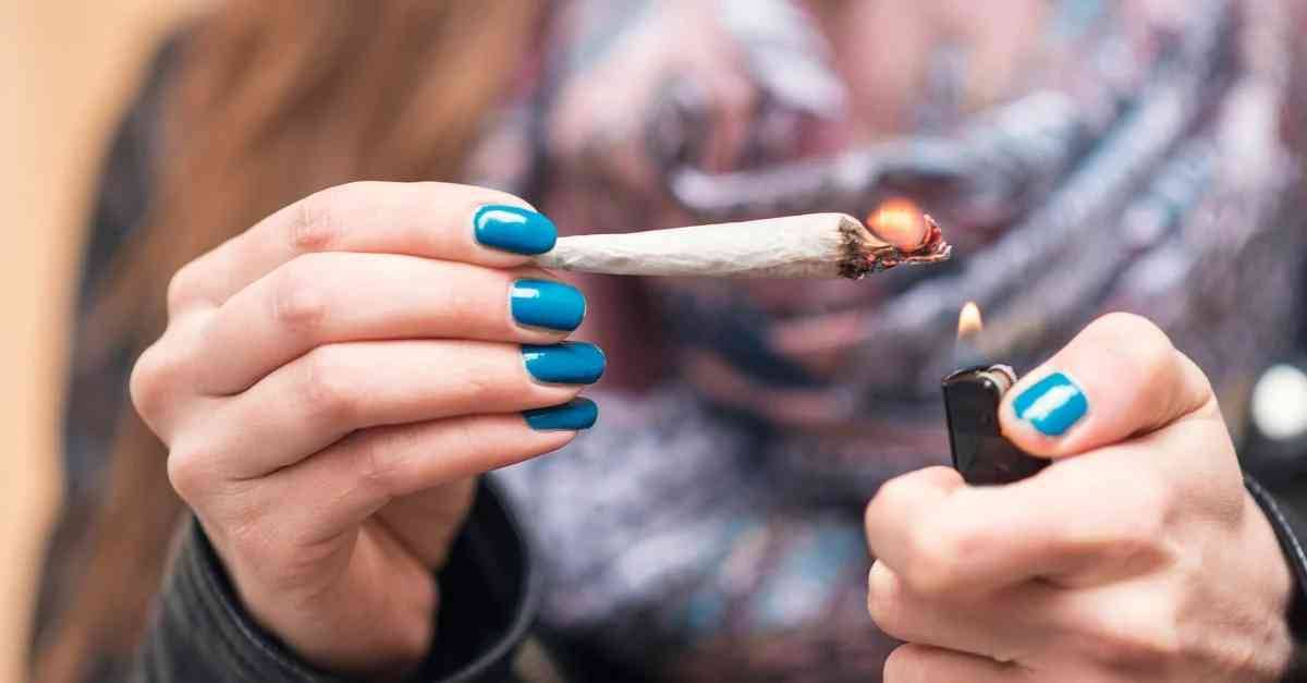 الأردن.. ضبط فتاة تحمل مخدرات