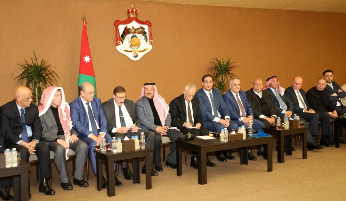 رئيس الديوان الملكي يلتقي وجهاء من عشيرة الجرادات