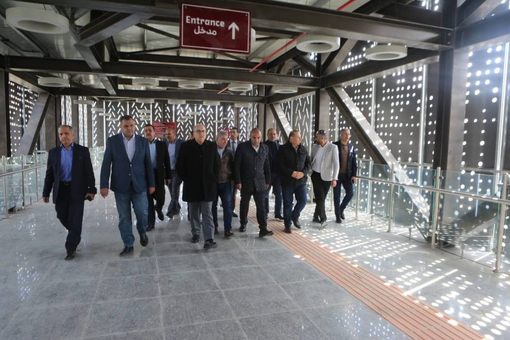 وزير الأشغال وأمين عمان يتفقدان مسار حافلات التردد السريع عمانالزرقاء