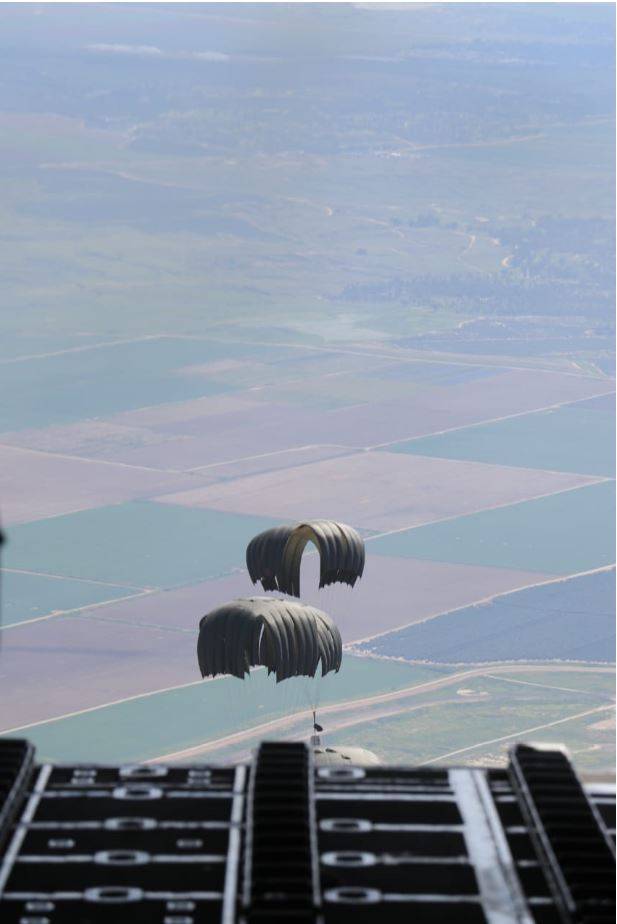 القوات المسلحة تنفذ 10 إنزالات جوية مشتركة لمساعدات على غزة