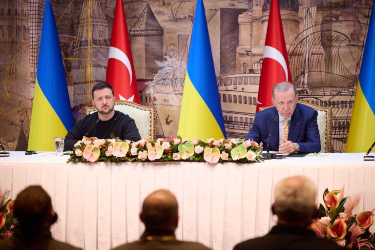 عبّر الرئيس الأوكراني فولوديمير زيلينسكي عن شكره لتركيا على دعمها الموثوق لكييف، حسبما أفادت وكالة نوفا الإيطالية.