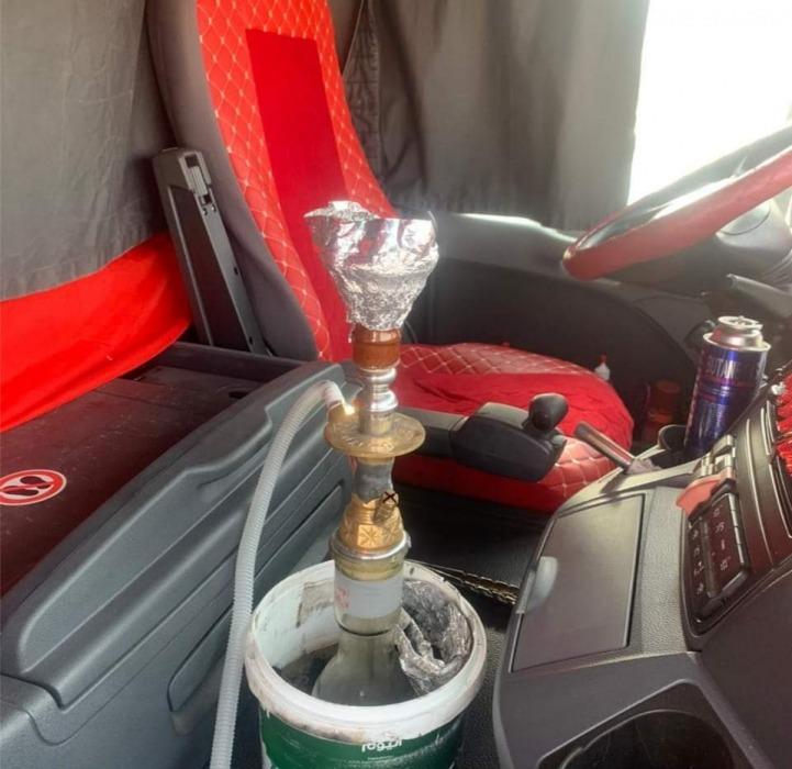 ضبط سائق مركبة شحن يدخن الأرجيلة أثناء القيادة