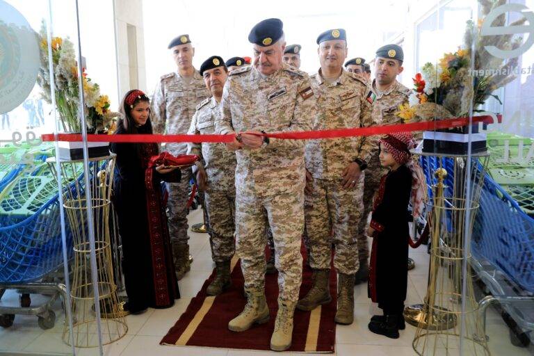 رئيس هيئة الأركان المشتركة يفتتح سوق شفا بدران التجاري