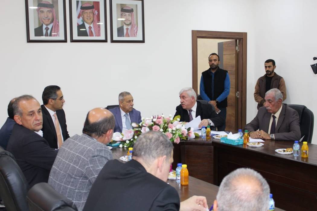 وزير الإدارة المحلية يطلع على إنجازات بلدية بني عبيد