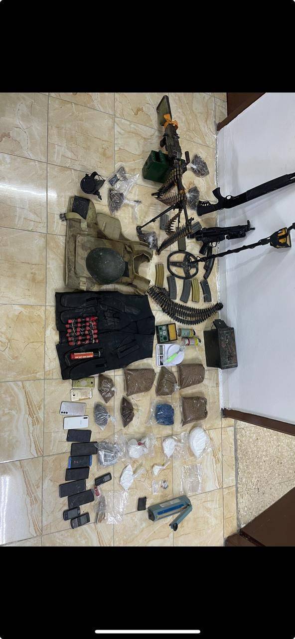 مكافحة المخدرات تُلقي القبض على أخطر مطلوب في محافظة الكرك بعد تبادل لإطلاق النار في منطقة العراق بمحافظة الكرك
