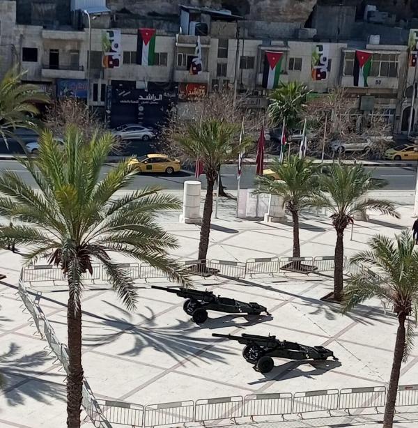 مدفع رمضان يأخذ موقعه في ساحة النخيل