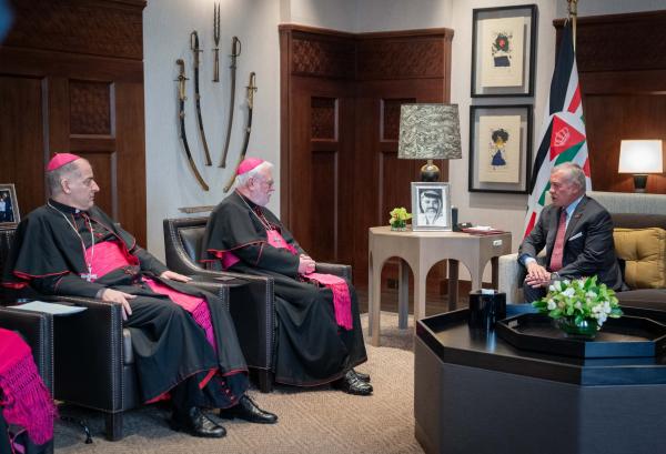 الملك يستقبل المطران غالاغير ويؤكد ضرورة وقف الانتهاكات في القدس