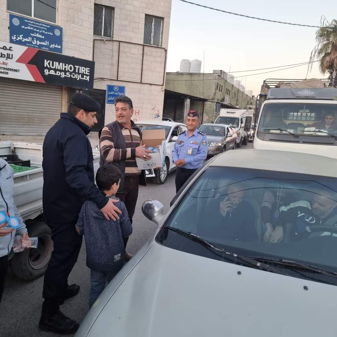 الامن العام يوزع المياة والتمور على سائقي المركبات في عجلون ...صور