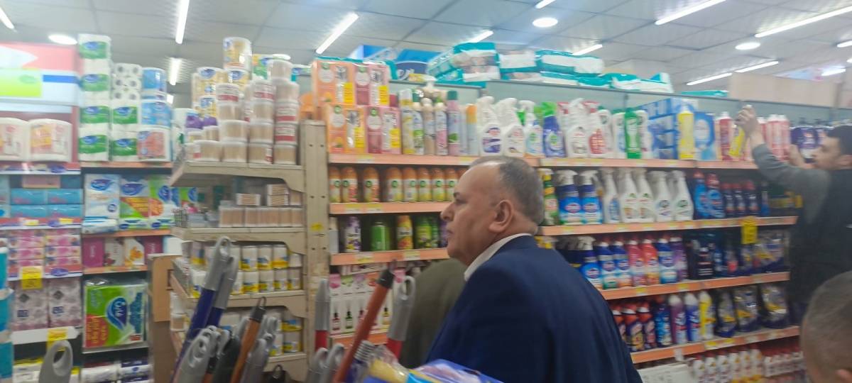 الجبور يتفقد الاسواق الشعبية  في الزرقاء ويحذر من رفع الاسعار...صور
