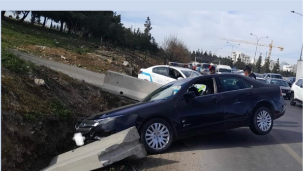 تدهور مركبة يتسبب في أزمة  مرورية على طريق المطار