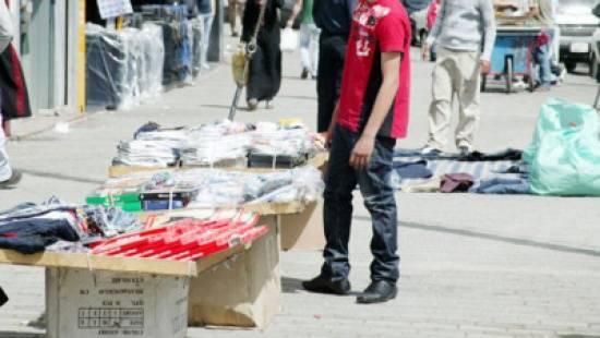 إزالة بسطات على الأرصفة بإربد