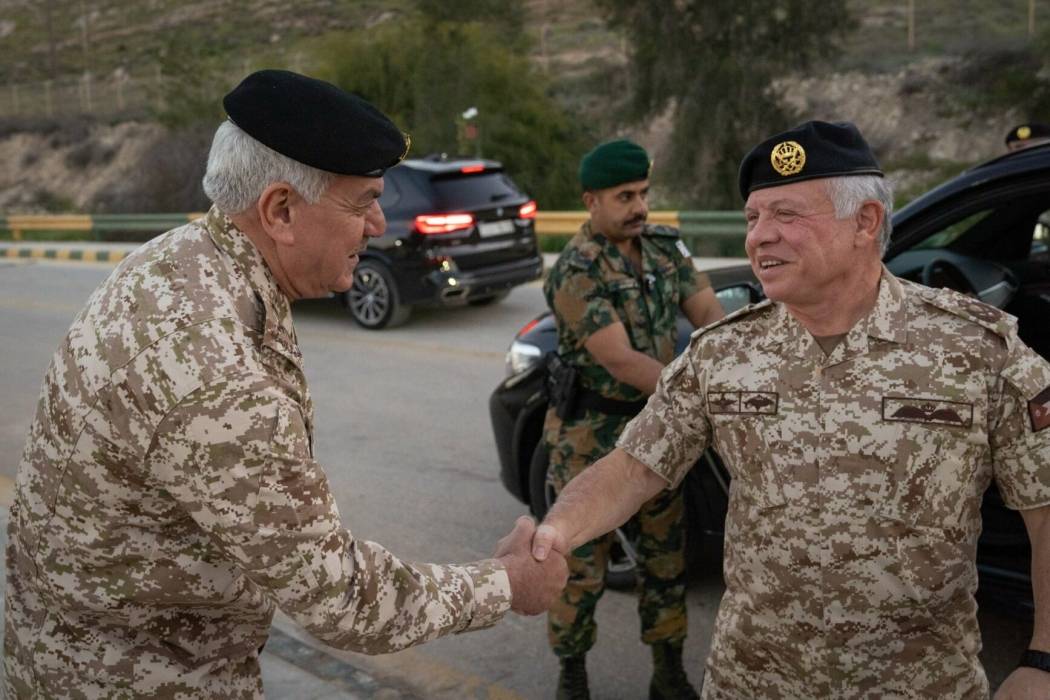 الملك يشارك مرتبات لواء الأمير زيد بن الحسين الآلي93 مأدبة الإفطار