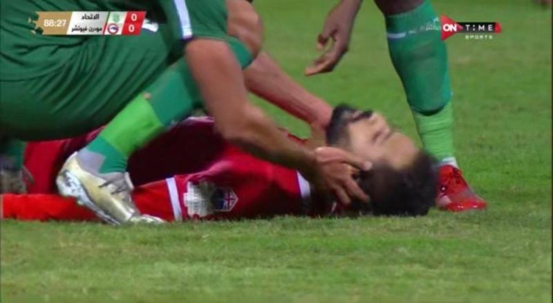 إصابة لاعب مصري بنوبة قلبية ..وسيارة الإسعاف تقتحم الملعب في محاولة إنقاذه
