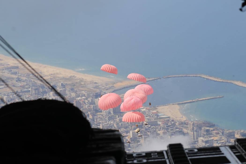 القوات المسلحة تنفذ 5 إنزالات جديدة لمساعدات إنسانية على غزة