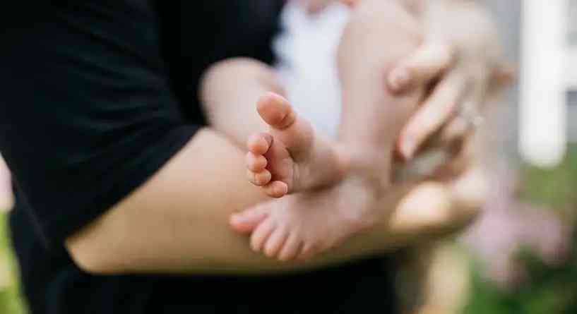 إربد.. وفاة طفلة بين يدي والدتها والأمن يحقق